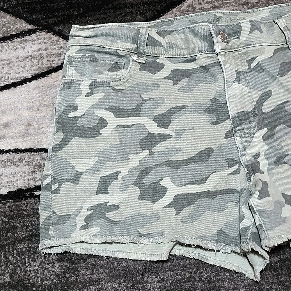 MAURICES HIGH-RISE CAMO RAW-EDGE DENIM JEAN SHORTS